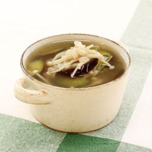 パパっと簡単！なすとえのきのもち麦中華スープ