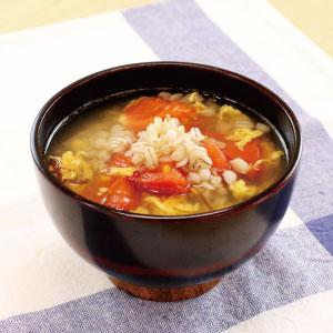 酸味で食欲UP！トマトともずくのもち麦スープ