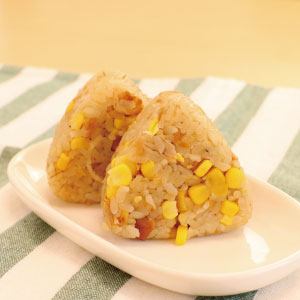 ツナとスイートコーンのバター醤油風味もち麦おにぎり