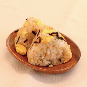 家族で楽しむ！鮭と炒り卵の塩昆布もち麦おにぎり