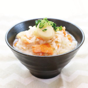 魚介のうま味がギュギュっと！鮭とほたてのもち麦中華がゆ