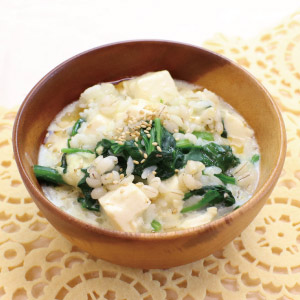 まろやか風味♪豆腐とほうれん草の豆乳もち麦がゆ