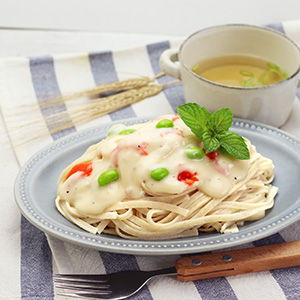 サーモンと枝豆クリームのもち麦パスタ