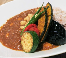 夏野菜と蒸し大豆のカレー